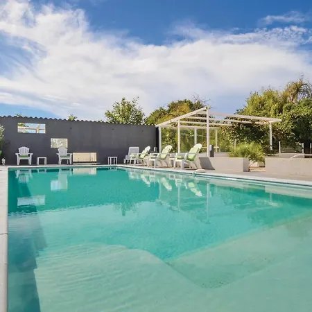 Stunning In With 2 Bedrooms, Wifi And Outdoor Swimming Pool Prázdninový dům *