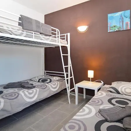 Prázdninový dům Stunning In With 2 Bedrooms, Wifi And Outdoor Swimming Pool *