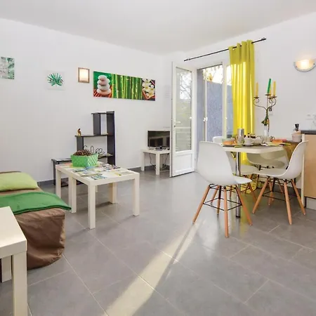 Prázdninový dům Stunning In With 2 Bedrooms, Wifi And Outdoor Swimming Pool *
